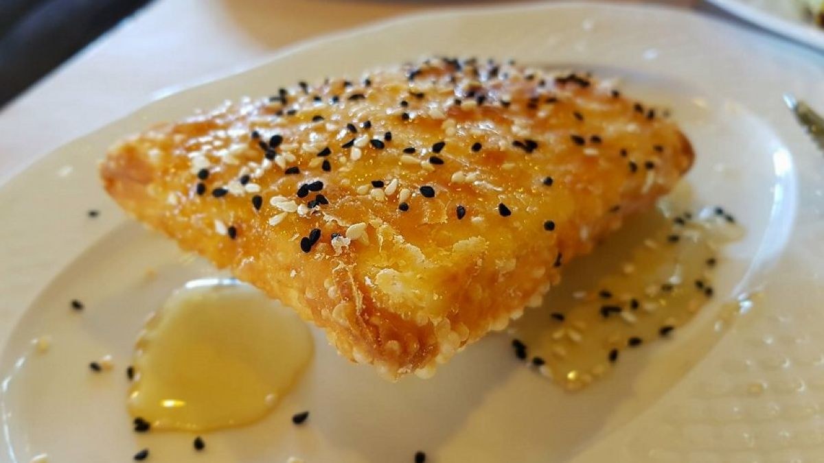 Πεντανόστιμη συνταγή για τυρόπιτα με φέτα και μέλι: «Θα σαλέψει» ο ουρανίσκος σου
