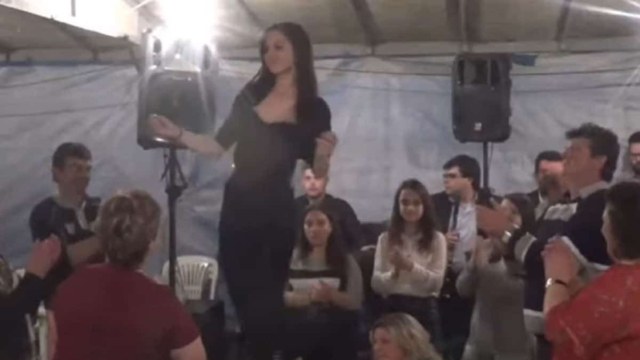 Σήκωσε την μπλούζα και φάνηκε η κοιλίτσα: “Mαγικό” τσιφτετέλι μελαχρινής γυναικάρας ανεβάζει… επικίνδυνα τη θερμοκρασία (Video)