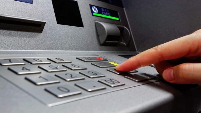 Γυναίκες μετέφεραν νεκpό 80χρονο σε τράπεζα για να «σηκώσουν» τα χρήματά του (φωτο)