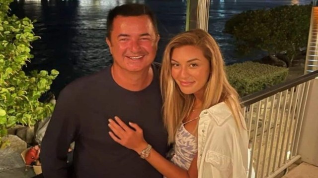 Ατζούν Ιλιτζαλί: Μετά το τέλος του παιχνιδιού επιβίωσης, βρέθηκε στη Μύκονο με τη 30 χρόνια μικρότερη σύντροφο του – Αγκαλιά στα Ματογιάννια