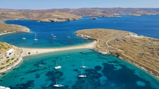 Κρυστάλλινα νερά και ολόχρυση άμμος: Το νησί με το πιο γραφικό χωριό απέχει μόλις λίγη ώρα από την Αττική