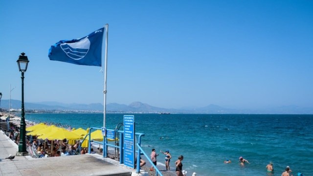Γαλάζια Σημαία: Αφαιρέθηκε από 22 βραβευμένες ακτές – Μεταξύ αυτών και 3 της Χαλκιδικής