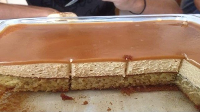 Παραδεισένιο γλυκό ψυγείου με καραμέλα και μπισκότα: Πεντανόστιμη «κόλαση» με μόλις 5 υλικά