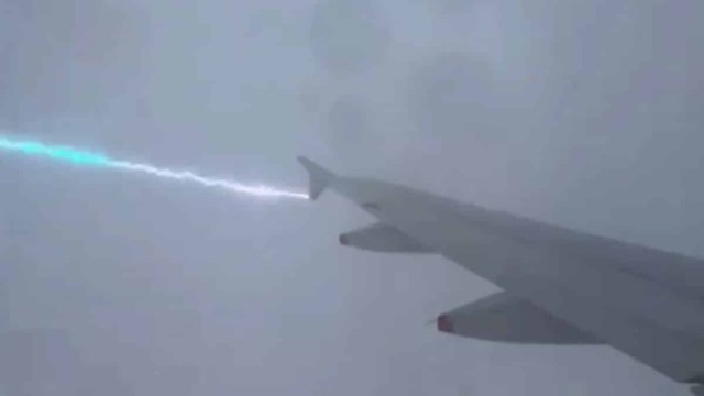 Κεραυνός χτύπησε αεροσκάφος της British Airways: Έκανε αναγκαστική προσγείωση – «Αυτό που βιώσαμε δεν περιγράφεται» (video)