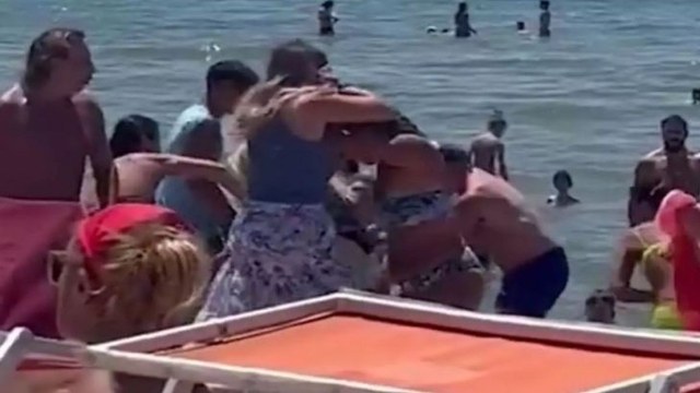 Μπουνιές και κλωτσιές: Γυναίκες μετέτρεψαν την παραλία σε ρινγκ για μια… ξαπλώστρα (video)