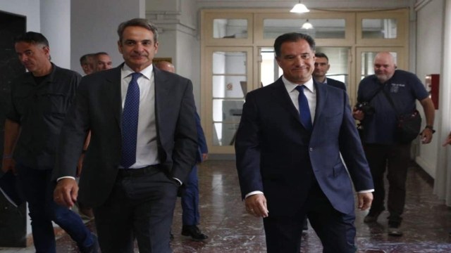 Κυριάκος Μητσοτάκης: Στο Υπουργείο Υγείας ο πρωθυπουργός – Η θερμή υποδοχή του και η συνομιλία με τον πρόεδρο της ΠΟΕΔΗΝ