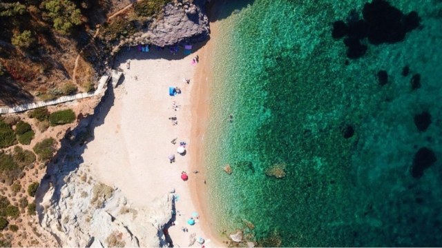 Η πιο όμορφη «κρυφή» παραλία της Αττικής: Ένας κολπίσκος με πεντακάθαρα τιρκουάζ νερά