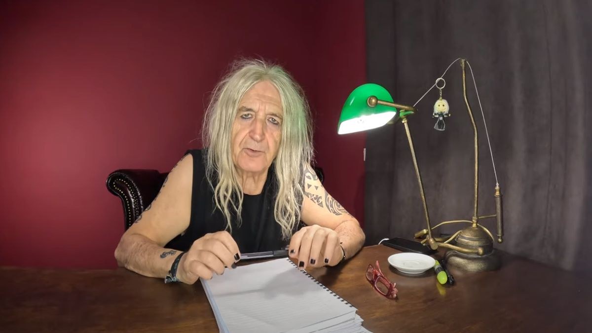 Ο Νίκος Καρβέλας «τα χώνει»: «Η φτώχεια θα θεραπευτεί μόνο αν γκρεμίσουμε τις εκκλησίες…»