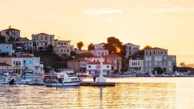 Επίγειος παράδεισος με κρυστάλλινους κολπίσκους: Το νησί των καραβοκύρηδων θα σου κλέψει την καρδιά