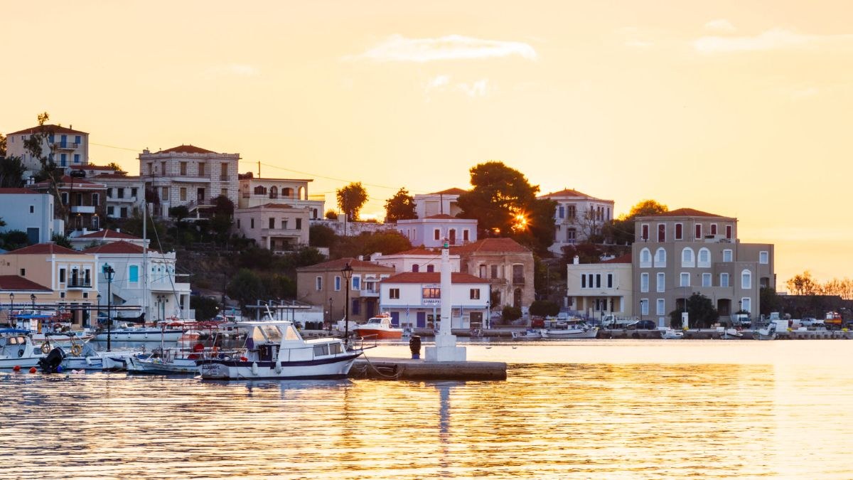 Επίγειος παράδεισος με κρυστάλλινους κολπίσκους: Το νησί των καραβοκύρηδων θα σου κλέψει την καρδιά