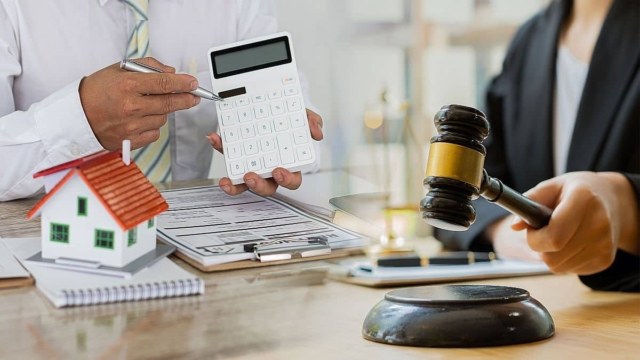 Πλειστηριασμοί: Με τιμές εκκίνησης από 8.000 ευρώ – Στο «σφυρί» διαμερίσματα, πάρκινγκ και οικόπεδα