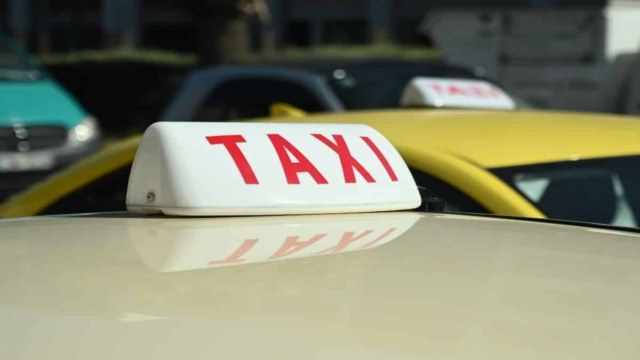 Καταγγελία για οδηγό ταξί: 100 ευρώ για το Πειραιάς-Αθήνα – «Μας χτύπησε» λένε τουρίστες