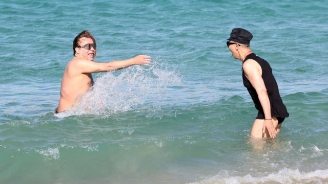 «Υγρά» παιχνιδάκια για Τρύφωνα Σαμαρά και Βασίλειο Κωστέτσο – Ο ένας έβρεχε τον άλλον σε παραλία της Μυκόνου (photos)