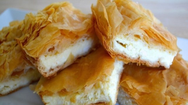 Τη ζηλεύει και η γιαγιά: Πανεύκολη και πεντανόστιμη συνταγή για τυρόπιτα με 4 υλικά