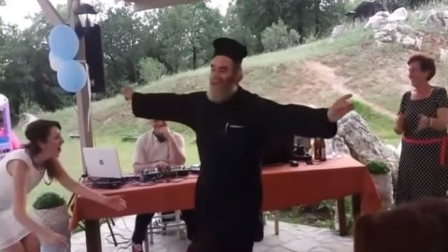 Μερακλίδικη ζεϊμπεκιά από ιερέα με το «εδώ παπάς, εκεί παπάς» (Video)