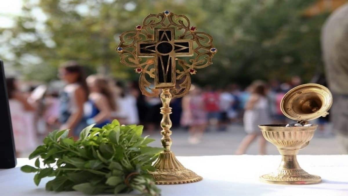 Πότε ανοίγουν τα σχολεία: Τι ώρα ξεκινάει ο αγιασμός