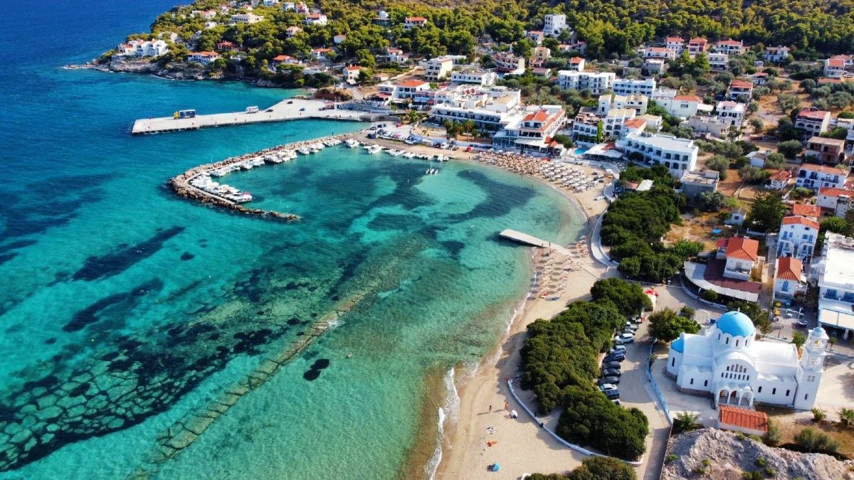 Μια ανάσα από την Αθήνα και κόστος λιγότερο από 20 ευρώ: Διαμαντένιες παραλίες και ένα τοπίο που κόβει την αναπνοή