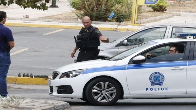 Εξελίξεις στην υπόθεση στο Κερατσίνι: Ταυτοποιήθηκε και αναζητείται ο άνδρας που πέταξε το τσαντάκι με τις χειροβομβίδες
