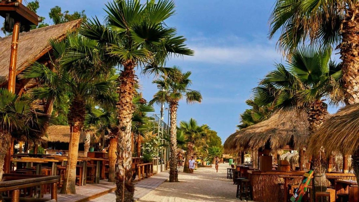 Τα beach bar της Αττικής που σε ταξιδεύουν στα εξωτικά νησιά του εξωτερικού