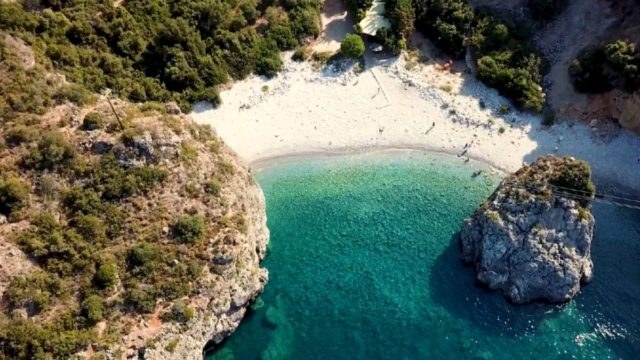 Εξωπραγματικό τοπίο: Η ονειρική παραλία της Μάνης που σε «μαγεύει» από την πρώτη ματιά