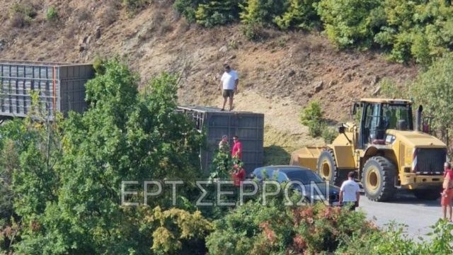 Ανατροπή φορτηγού στο δρόμο Νιγρίτα προς Λαγκάδι: Μετέφερε 20 τόνους καλαμπόκι