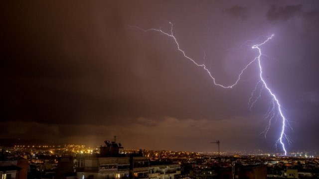 Φωτιά στα Καλύβια: Προκλήθηκε από κεραυνό – Καίει σε δύο μέτωπα