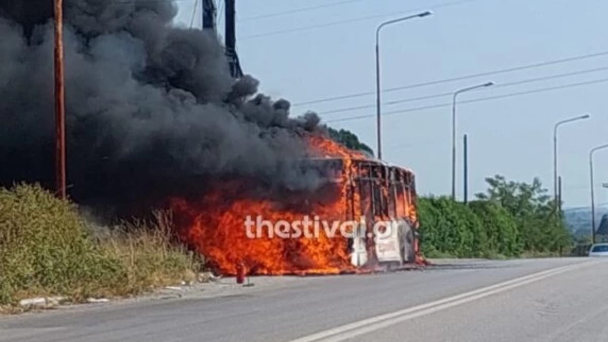 Σοκ στη Θεσσαλονίκη: Στις φλόγες τυλίχθηκε εν κινήσει λεωφορείο των ΚΤΕΛ (video)