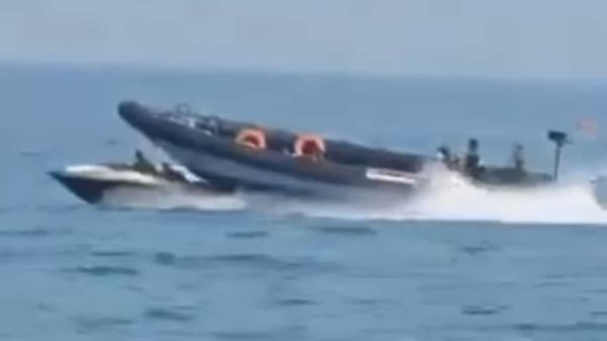 Σοκαριστικό βίντεο: Σκάφος του Λιμενικού καβάλησε λέμβο με μετανάστες στη διάρκεια καταδίωξης