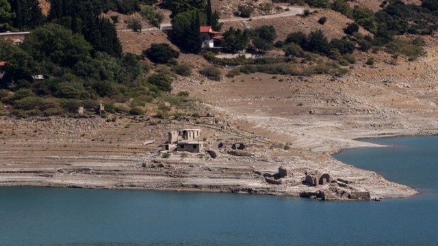 Λειψυδρία:   Η στάθμη του νερού υποχώρησε 18 μέτρα σε έναν χρόνο στον Μόρνο- Αναδύονται τα σπίτια από το βυθισμένο χωριό Κάλλιο