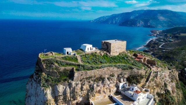 Το διαμάντι των Σποράδων: Καταγάλανα νερά, πανέμορφη χώρα και μια αστακομακαρονάδα που σου παίρνει το μυαλό