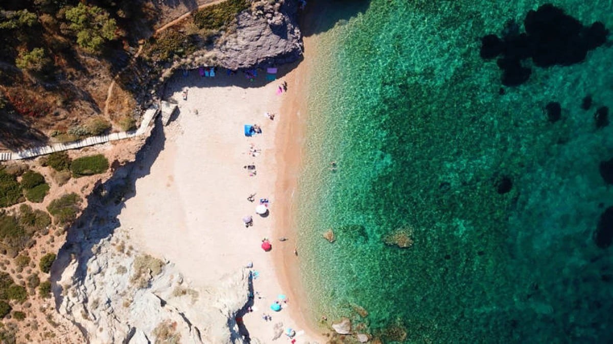 3 παραλίες της Αθήνας με καταπράσινα νερά