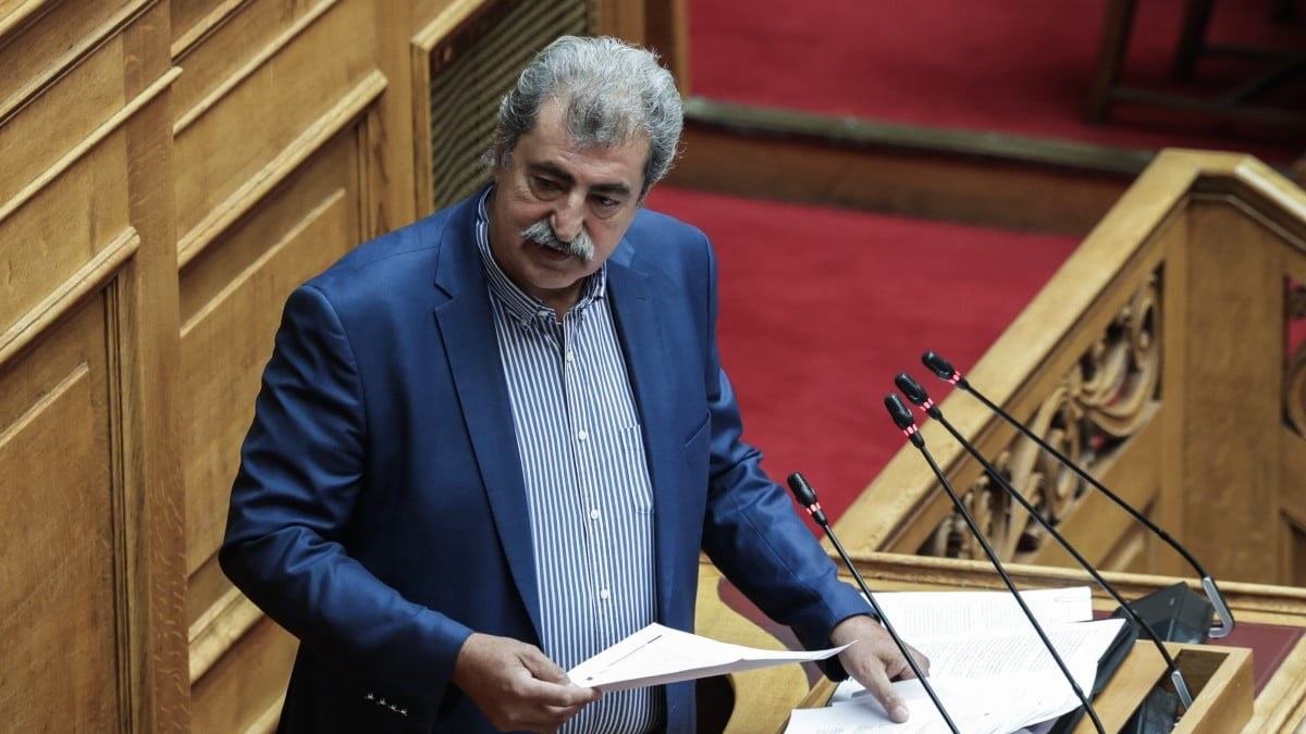 Ο Πολάκης… ξεχάστηκε με το ανοικτό μικρόφωνο: «Ω ρε π@@στη, δεν προλαβαίνω» (video)