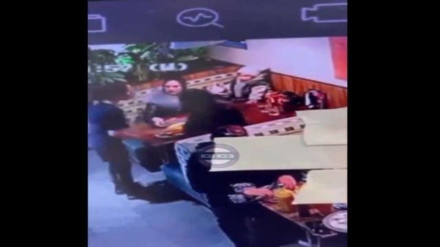 Σοκ: Η στιγμή που απαράδεκτος πελάτης εστιατορίου χτυπά στο κεφάλι με πιάτο τη σερβιτόρα (video)