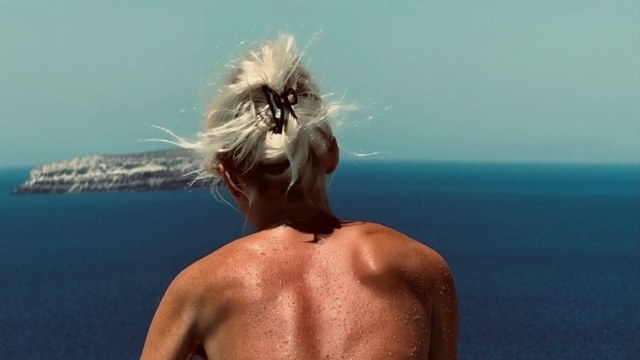 Σάλος με αποκαλυπτικά ΒΙΝΤΕΟ γνωστής Ελληνίδας στη Σαντορίνη – Πρώην Survivor!