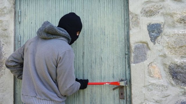 Σοκ στο Παλαιό Φάληρο: Διαρρήκτες τα έκαναν άνω κάτω όσο έλειπαν οι ένοικοι – Πώς μπήκαν στο σπίτι (video)