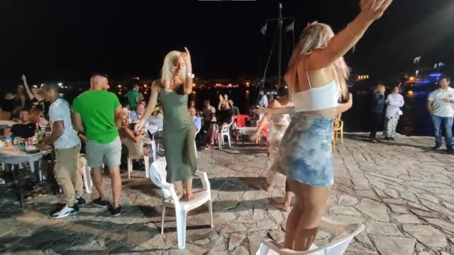 Το πανηγύρι πήρε «φωτιά»: Μερακλούδες ξανθιές χορεύουν ξυπόλυτες το πιο «μεθυστικό» τσιφτετέλι (video)