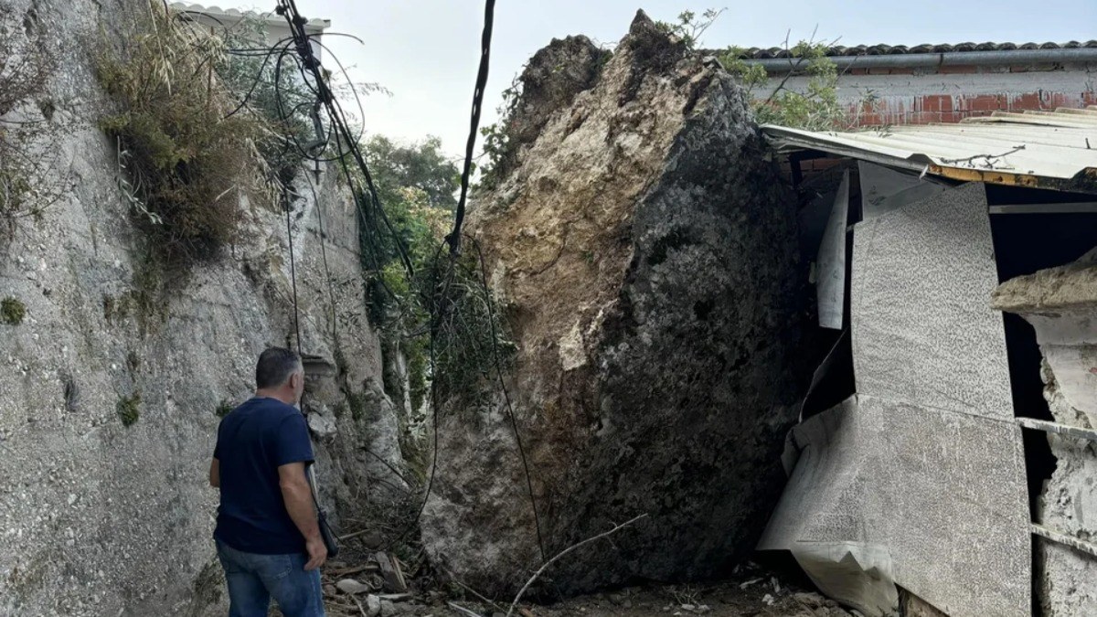 Αναστάτωση στην Κέρκυρα: Πελώριος βράχος αποκολλήθηκε από τη βουνοπλαγιά και έπεσε μέσα σε χωριό (photos)