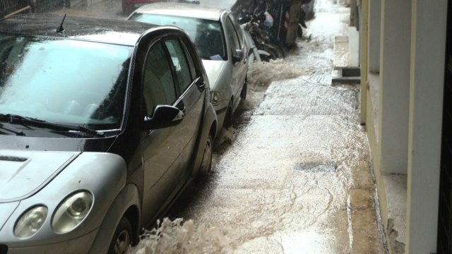 Χάος από τη βροχή: Σημειωτόν τα οχήματα στην εθνική – Χωρίς ρεύμα οι Άγιοι Ανάργυροι
