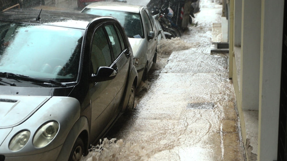 Χάος από τη βροχή: Σημειωτόν τα οχήματα στην εθνική – Χωρίς ρεύμα οι Άγιοι Ανάργυροι