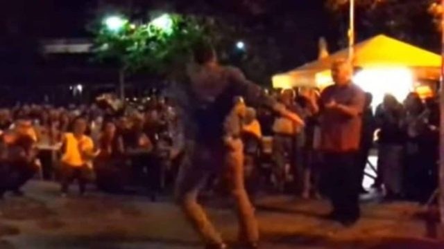 Τρέμει όλη η γη: Το βαρύ ζεϊμπέκικο γόη ηθοποιού που έκανε όλες τις γυναίκες να ανατριχιάσουν (video)