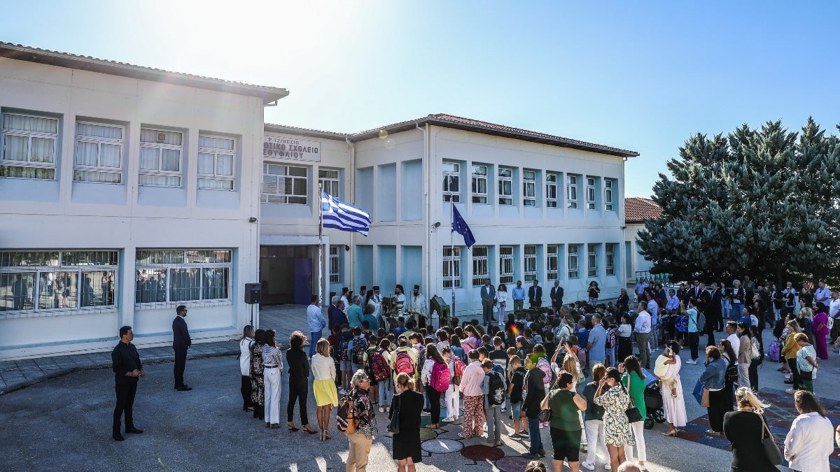 Επιστροφή στα θρανία: Τι αλλάζει με τις απουσίες και τα κινητά – Όσα πρέπει να ξέρουν γονείς και μαθητές (video)