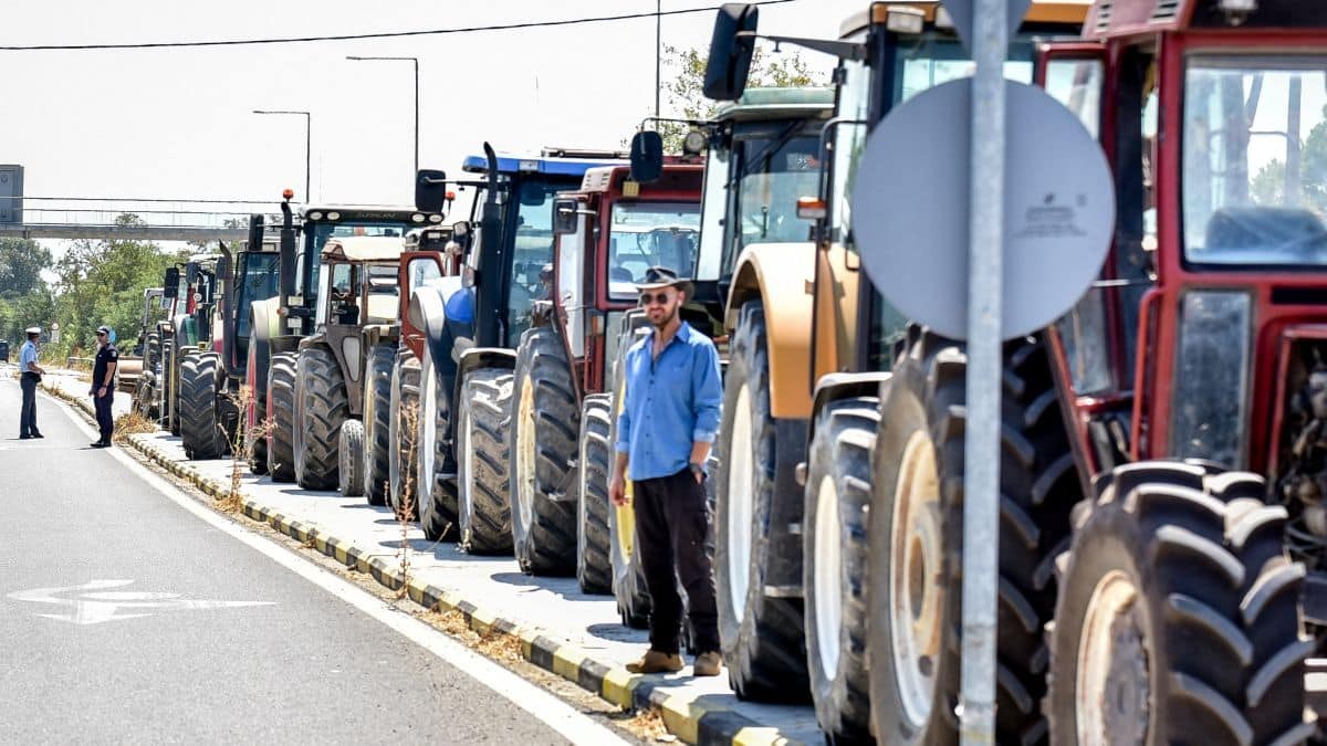 Αγρότες στη Θεσσαλία, 1 χρόνο μετά τις καταστροφικές πλημμύρες: «Επικοινωνιακή εμφάνιση Μητσοτάκη – Πλημμυροπαθείς ήταν στα 200 μέτρα γιατί είχε βάλει τα ΜΑΤ»