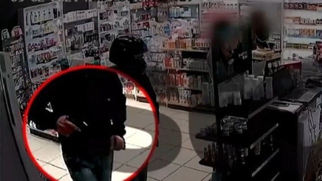 Σκηνές τρόμου στα Άνω Λιόσια: Άνδρας εισέβαλε με όπλο σε φαρμακείο γεμάτο πελάτες (video)