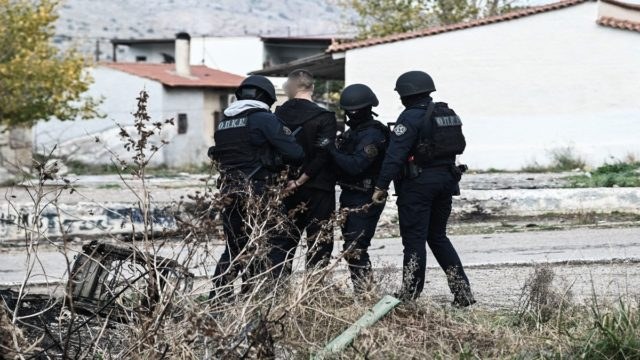 Άγρια επίθεση με πέτρες και ξύλα κατά αστυνομικών σε καταυλισμό Ρομά στον Ασπρόπυργο: Τέσσερις τραυματίες και δύο συλλήψεις