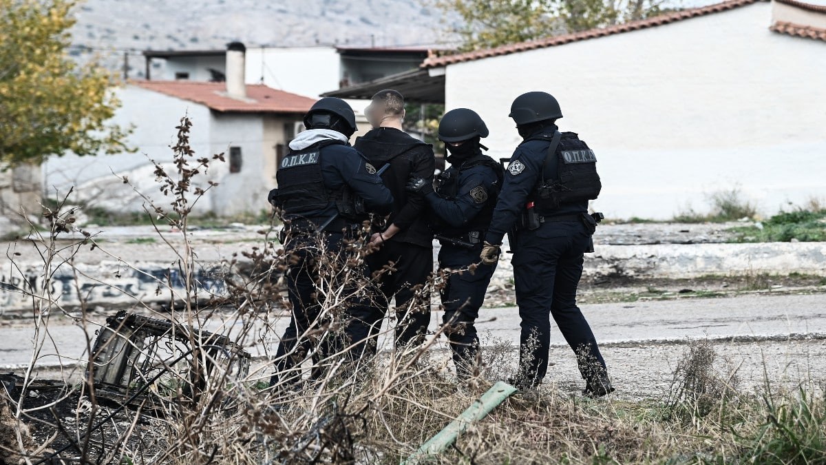 Άγρια επίθεση με πέτρες και ξύλα κατά αστυνομικών σε καταυλισμό Ρομά στον Ασπρόπυργο: Τέσσερις τραυματίες και δύο συλλήψεις