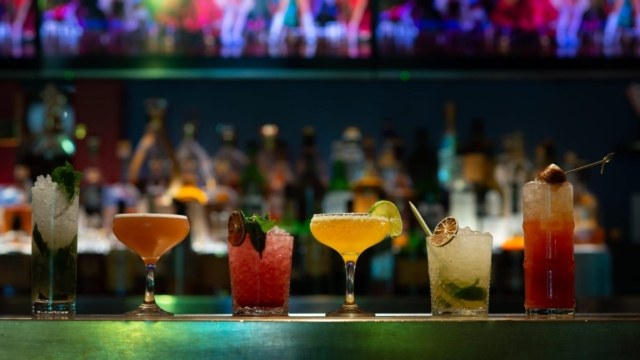 4+1: Τα καλύτερα μαγαζιά για cocktails σε παραθαλάσσια μέρη της Αττικής