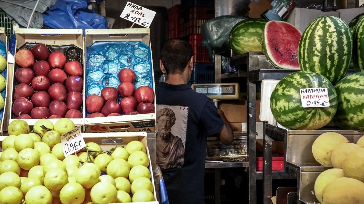 Η ακρίβεια «τσακίζει» τα νοικοκυριά – Σε απόγνωση με τις τιμές σε φρούτα και λαχανικά