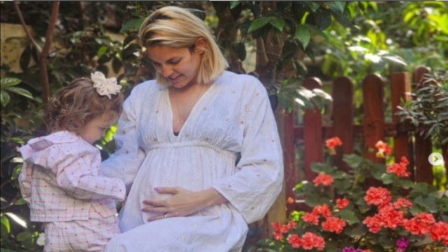 Εξαντλημένη η Μαντώ Γαστεράτου: Στο νοσοκομείο ξανά η εγκυμονούσα (photo)