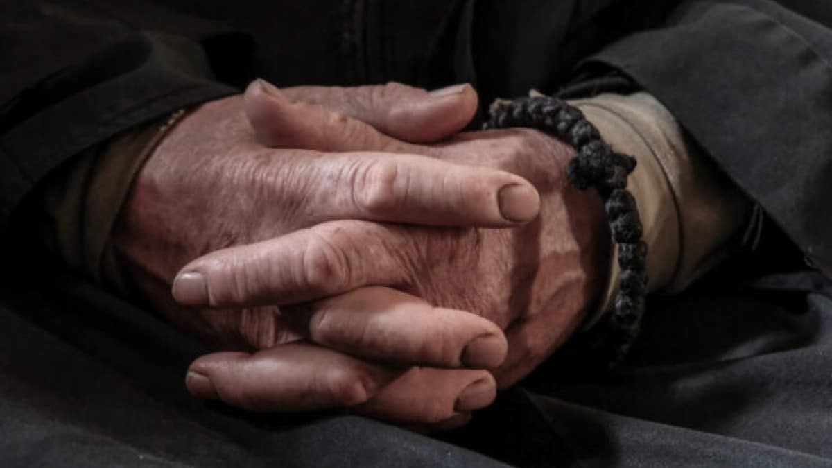 Σοκ στα Χανιά: Ιερέας βιάζε επί χρόνια τη σύζυγό του – Είχε κατηγορηθεί για ενδοοικογενειακή βία από την κόρη του (video)