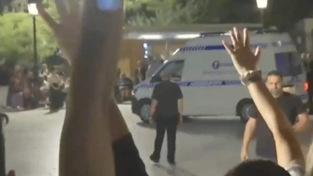 Μαρινέλλα: Η συγκινητική χειρονομία του κόσμου κατά τη μεταφορά της με το ασθενοφόρο (video)